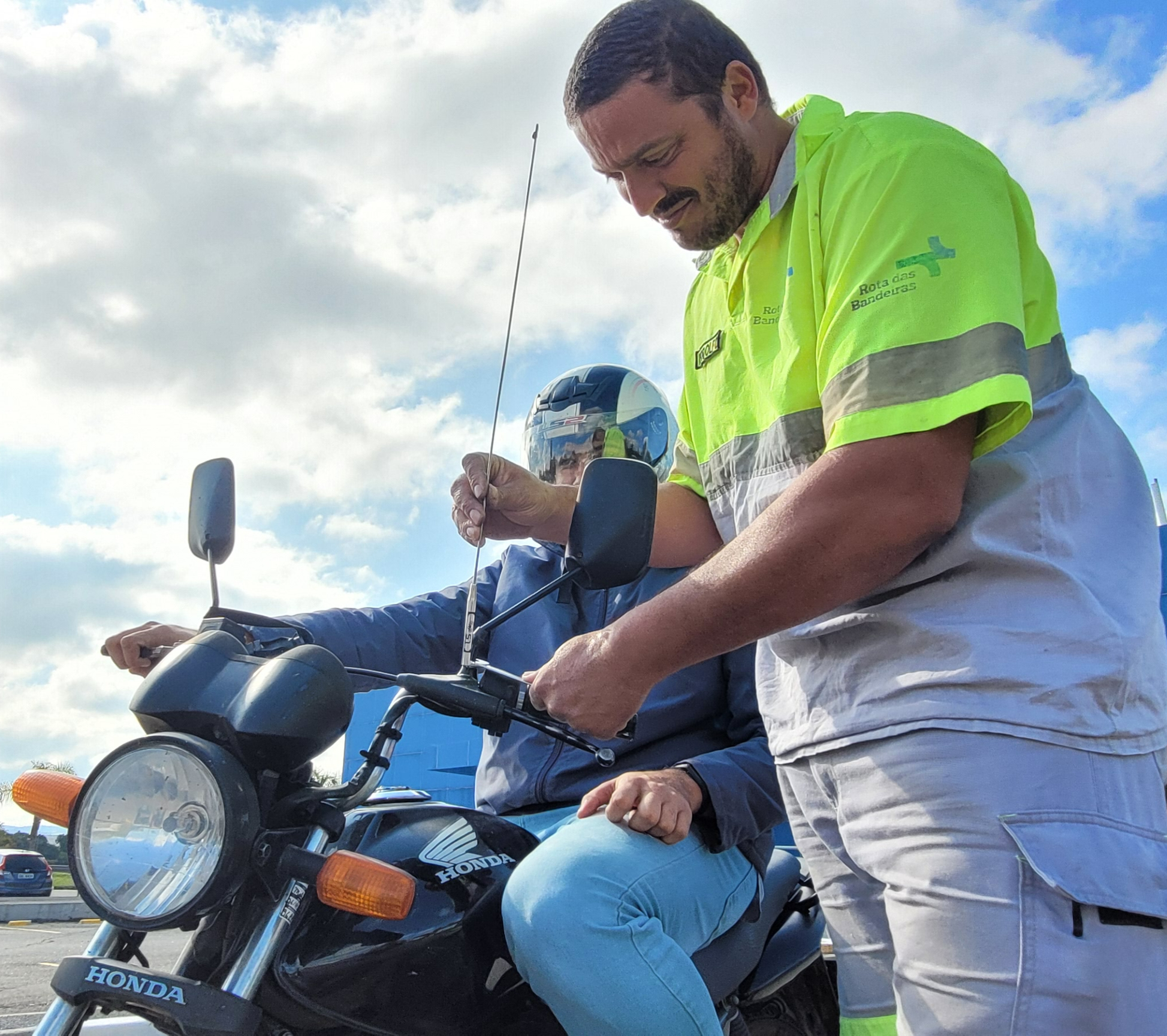Rota das Bandeiras faz ação com distribuição de itens de segurança a motociclistas no Parque da Cidade, em Jundiaí